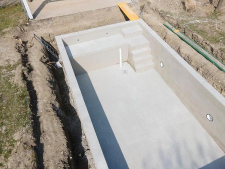 Piscine b&eacute;ton ou blocs &agrave; bancher, laquelle choisir pr&egrave;s de Roanne ?